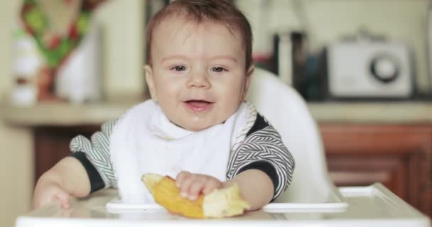 Bambino ragazzo mangiare una banana — Video Stock