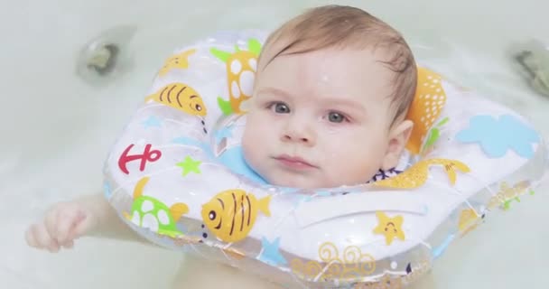 Baby zwemt in de badkamer — Stockvideo