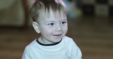 Oğlan televizyon izler ve yer.