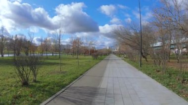 Şehir parkında bir sokak.