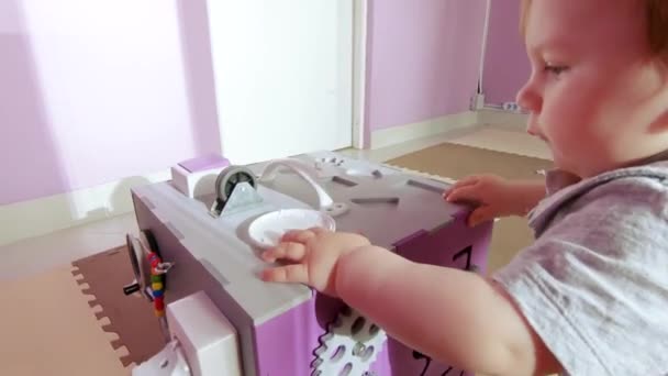 Baby speelt met drukke kubus — Stockvideo