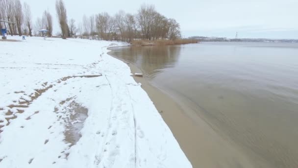 A queda de neve nos bancos — Vídeo de Stock