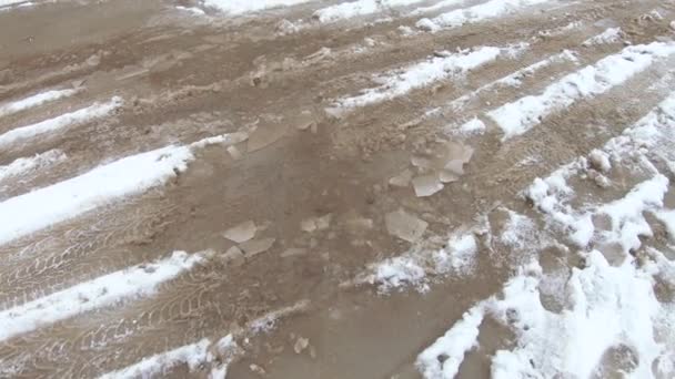 Сніг падає на дорогу — стокове відео
