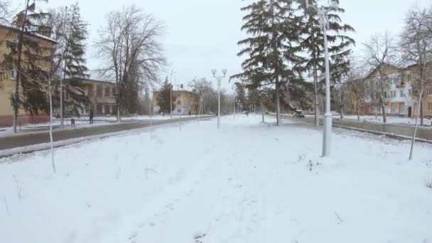 Pokryta śniegiem aleja w starej części osiedla Pridneprovsk — Wideo stockowe