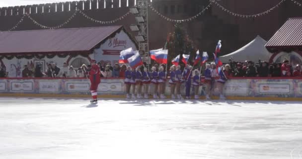 Patinaje artístico con la bandera de Rusia en la pista de hielo en la Plaza Roja — Vídeos de Stock