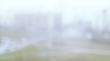Baharda kavşak üzerinde kar