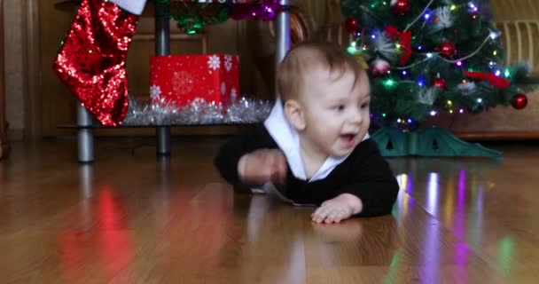 圣诞树上的男婴 — 图库视频影像