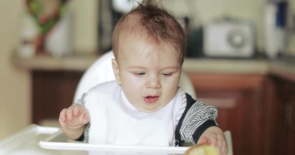Bebé comiendo un plátano — Vídeos de Stock