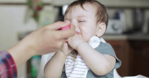 Bebé chico se niega a puré — Vídeo de stock