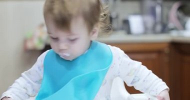 Çocuk kaşıkla peynir besliyor.