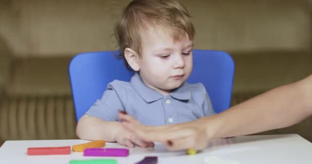 Mamá enseña a un niño a jugar — Vídeo de stock