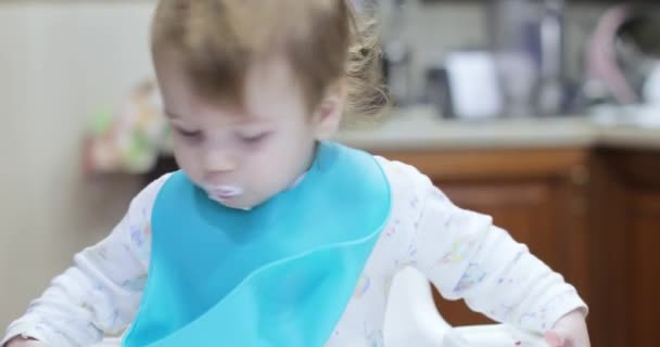 Мальчик кормит сыр ложкой — стоковое видео