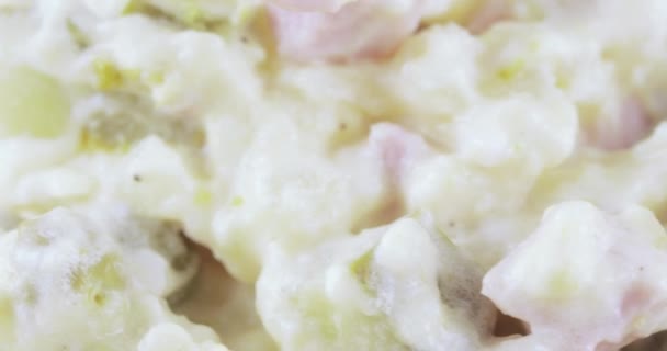 Salade Olivier dans un vase 