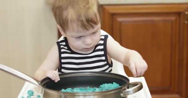 Jongen speelt met kinetisch zand — Stockvideo