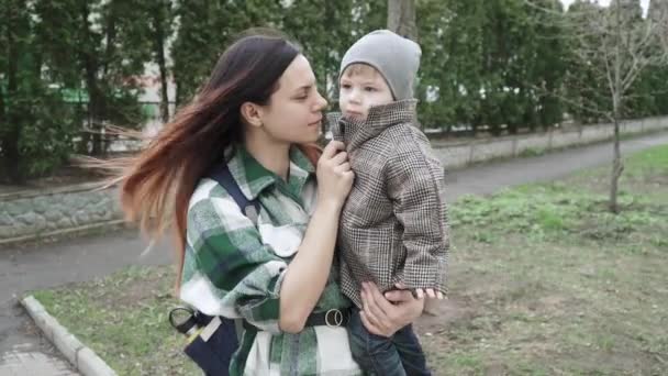 Garçon enfant dans un manteau — Video