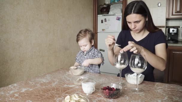 Pojkbarn hjälper mamma i förberedelserna — Stockvideo