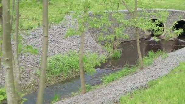 Tuberías de drenaje en una ciudad — Vídeos de Stock