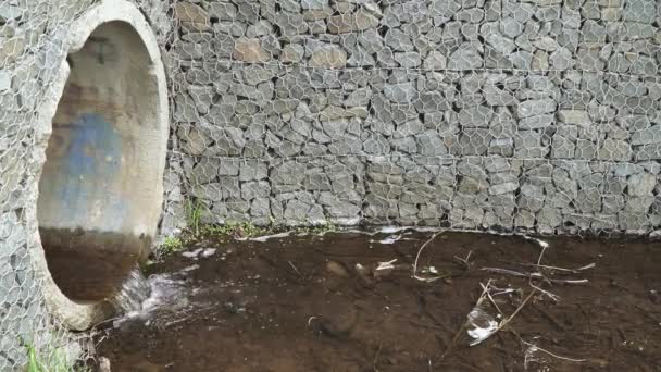 Tuberías de drenaje en una ciudad — Vídeos de Stock