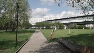 Şehir parkında sokak ve banklar
