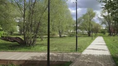 Şehir parkında sokak ve banklar