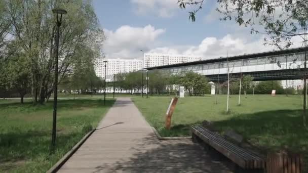 Ulička a lavičky v městském parku — Stock video