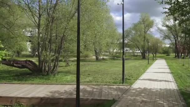 城市公园的小巷和长椅 — 图库视频影像