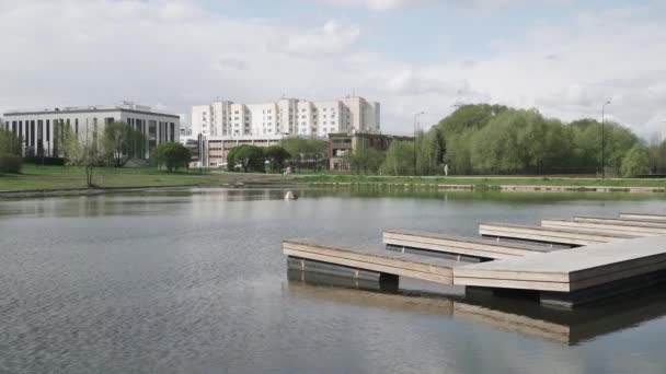 池塘上的木制码头 — 图库视频影像