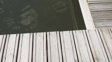 Gölette ahşap iskele