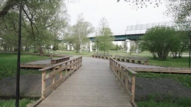 Gün doğumunda tahta patika