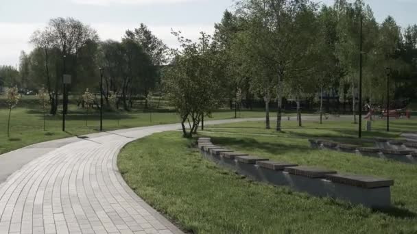 Steegjes en bankjes in het stadspark — Stockvideo