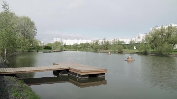 Houten pier op de vijver — Stockvideo