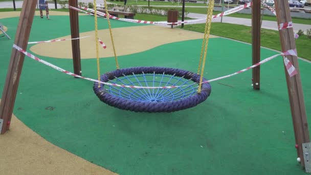 Parque infantil cerrado con cuarentena — Vídeo de stock