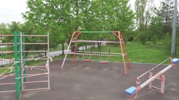 Parque infantil cerrado con cuarentena — Vídeos de Stock