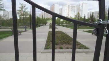 Şehir parkının kapalı kapıları.