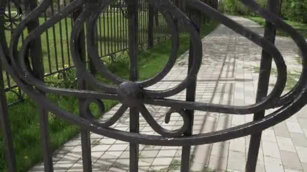 Puertas cerradas de un parque de la ciudad — Vídeos de Stock