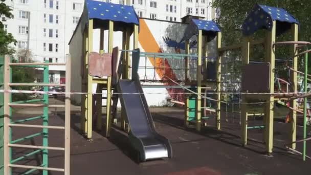 Parque infantil fechado com quarentena — Vídeo de Stock