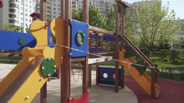 Parque infantil cerrado con cuarentena — Vídeo de stock