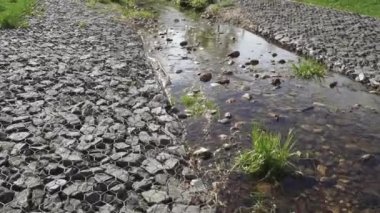Küçük bir dere güçlendirilmiş.