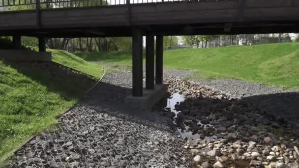 Un piccolo torrente fortificato e ponte — Video Stock