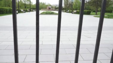 Şehir parkının kapalı kapıları.