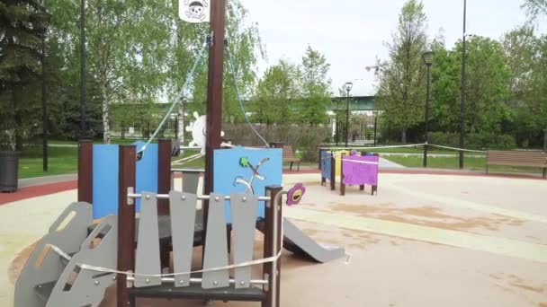 Spielplatz mit Quarantäne geschlossen — Stockvideo