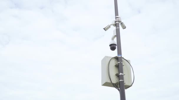Beveiligingscamera 's op een pijler — Stockvideo