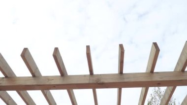 Bulutlara karşı ahşap pergolas