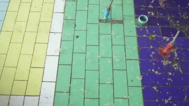 Цветной бассейн в парке — стоковое видео