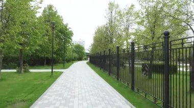 Park sokağı ve demir çit