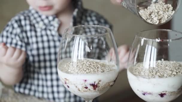 Ragazza mette farina d'avena nella preparazione — Video Stock