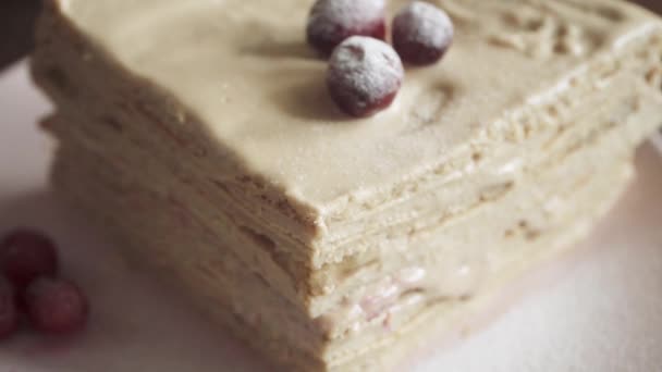 Azúcar en polvo en tortitas de avena — Vídeos de Stock