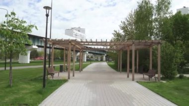 Bulutlara karşı ahşap pergolas