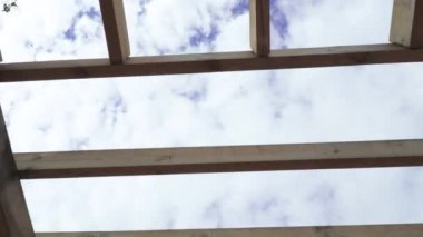 Bulutlara karşı ahşap pergolas