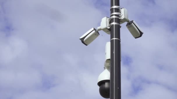 Câmeras de segurança em um pilar — Vídeo de Stock
